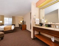 Hotel Comfort Inn & Suites Riverview near Davenport and I-80 (Le Claire, USA)