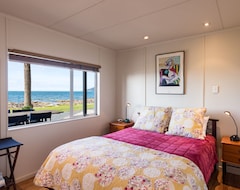 Serviced apartment Golden Sand Beachfront Accommodation (Cable Bay, New Zealand)