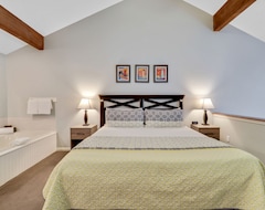 Entire House / Apartment Why Rent A Room, When You Can Stay In Suite 203 In Downtown Charlevoix? (Charlevoix, USA)