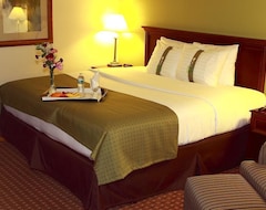 Khách sạn Garden Plaza Hotel (Saddle Brook, Hoa Kỳ)