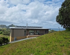 Toàn bộ căn nhà/căn hộ 2 Bed 2 Bath Solar Powered Beach House, 5 Min. Stroll To The Beach - Brand New! (Tryphena, New Zealand)