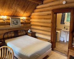 Toàn bộ căn nhà/căn hộ Cozy Log Cabin On Baptiste Lake (Bancroft, Canada)