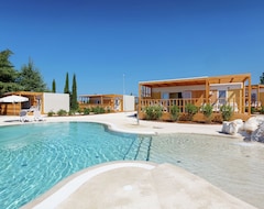 Toàn bộ căn nhà/căn hộ Comfortable Chalet In Beautiful Resort With Many Facilities, Directly By The Sea (Rovinj, Croatia)