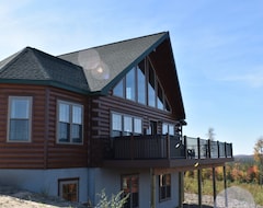 Koko talo/asunto Sleeps 12 + Mtn View + Hot Tub + Large Outdoor Area (Saranac Lake, Amerikan Yhdysvallat)