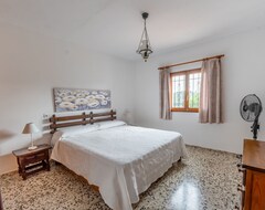 Koko talo/asunto A Villa Great For Couples And Families, Gated Pool & Wifi, Bbq And Panorama View (Sant Josep de sa Talaia, Espanja)