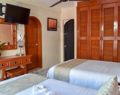 Hotel Bucaneros - Beautiful Junior Suite W/balcony To Main Street & Living Area (Isla Mujeres, Mexico)
