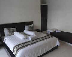 Otel 4 Person Room With Walk-in Rain Shower (Mengwi, Endonezya)