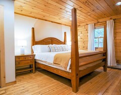 Toàn bộ căn nhà/căn hộ Evergreen Hideaway: Modern Cabin Getaway + Hot Tub (Mount Holly, Hoa Kỳ)