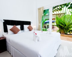 Khách sạn Nadivana Serviced Apartments (Noppharat Thara Beach, Thái Lan)