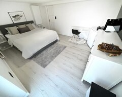 Koko talo/asunto 2 Room Apartment, Comfortable, King Size Bed, Tv (Hannover, Saksa)