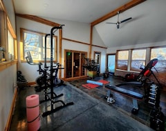 Toàn bộ căn nhà/căn hộ Spacious Hand Crafted House With Gym, Sauna, And Acre Yard (Fairfield, Hoa Kỳ)