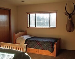 Entire House / Apartment Lake Views With Genuine Rugged Alaska Ambiance! (Kodiak, USA)