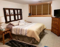 Entire House / Apartment Guest Suite: Private Bedroom, Bathroom, Lounge (Green Bay, USA)