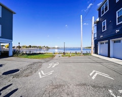 Entire House / Apartment ★downtown Condo~steps From The Water & Wharf★ (New Salem, USA)