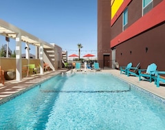 2 Connecting Suites With 3 Beds And 2 Sofabeds At A Full Service Hotel By Suiteness (El Paso, USA)