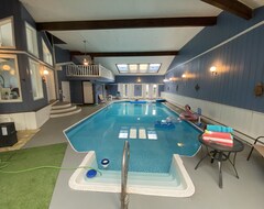 Cijela kuća/apartman Poseidons Palace - Pool Oasis - 2 Min Walk To Beach (New Bedford, Sjedinjene Američke Države)