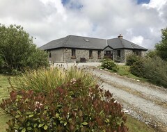 Toàn bộ căn nhà/căn hộ Cottage 261 - Moyard - Sleeps 8 Guests In 4 Bedrooms (Inishbofin Island, Ai-len)