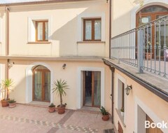 Toàn bộ căn nhà/căn hộ Apartment In Villacidro With Courtyard And Parking (Villacidro, Ý)