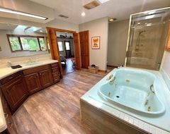 Tüm Ev/Apart Daire Grafton Getaway @ Overlook Lodge - An 8,000 Sq Foot Home On 33 Acres & Sleeps 33 (Saint Charles, ABD)