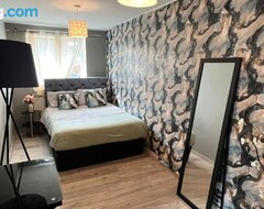 Pensión Spacious Double Room In Corby (Corby, Reino Unido)