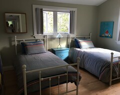 Toàn bộ căn nhà/căn hộ Luxurious, Family And Pet-friendly Cottage In The Heart Of Prince Edward County (Prince Edward, Canada)