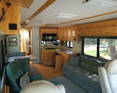 Toàn bộ căn nhà/căn hộ Cannabis Friendly Luxury Rv At The Nude Beach Aka Stoner Paradise (Beaconia, Canada)