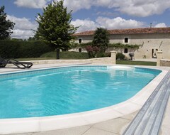 Cijela kuća/apartman Stunning Gite With Shared Pool, Nr Matha & Cognac (first Floor Also Available) (Bagnizeau, Francuska)