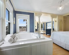 Khách sạn King Suite With Balcony (Sturgeon Bay, Hoa Kỳ)