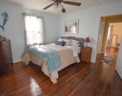 Entire House / Apartment Coastal Cottage, Sleeps 6, Fully-equipped (Georgetown, USA)