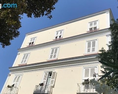 Hotelli Villa Falconieri Sorrento Suite (Sant'Agnello di Sorrento, Italia)