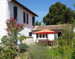 Koko talo/asunto 8 Pers / House And Charming Garden -Calme Garanti- With Swimming Pool In Town (Surgères, Ranska)