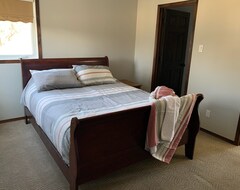 Entire House / Apartment Pelican Lake Golf Get-away (Belmont, Canada)