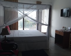 Khách sạn Sea Breeze Hotel (Ambalangoda, Sri Lanka)
