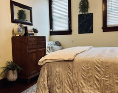 Cijela kuća/apartman Mental Health Focused Historical Apartment (Belle Plaine, Sjedinjene Američke Države)