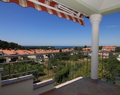 Toàn bộ căn nhà/căn hộ Exclusive apartment Beethoven overlooking the Adriatic Sea and Porec in top location of Porec (Poreč, Croatia)