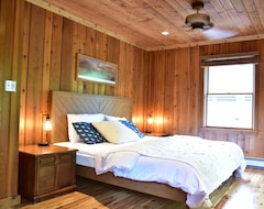 Entire House / Apartment 3 Bd/2bath Sugarloaf Chalet For Up To 8-10 People. (Cedar, USA)