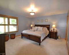 Entire House / Apartment Retreat Central To Door County, Green Bay, & Algoma! (Luxemburg, USA)