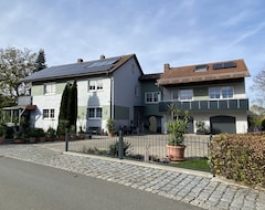 Toàn bộ căn nhà/căn hộ Modern Furnished, 80 M² 3-room Apartment With South / West-facing Balcony (Goldkronach, Đức)