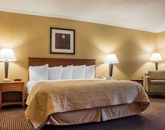Clarion Hotel & Suites Riverfront Oswego (Oswego, USA)