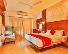 Shining Sand Beach Hotel (Baga, India)