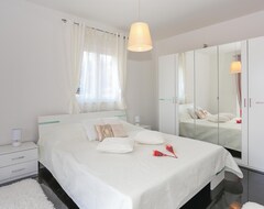 Toàn bộ căn nhà/căn hộ 3 Bedroom Accommodation In Hrvace (Vrlika, Croatia)