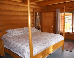 Hele huset/lejligheden Bears Den - A Gorgeous Lake View Log Cabin Surrounded By Breathtaking Scenery! (Gold Bridge, Canada)