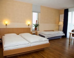 Double Room With Toilet And Shower / Bath - Hotel Classic (Freiburg, Njemačka)