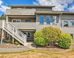 Entire House / Apartment Chic Coos Bay Home With Pacific Ocean Views! (Coos Bay, USA)