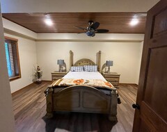 Koko talo/asunto Charming 3,800 Sq Feet Log House In Waupaca County. (Manawa, Amerikan Yhdysvallat)