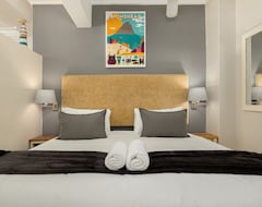 Hotel Caprice Court 6 (Cape Town, South Africa)