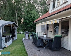 Pensión Cozy Private Caravan On Our Lawn (Luleå, Suecia)
