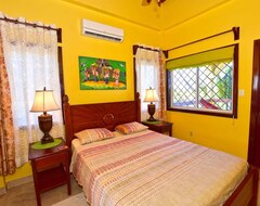 Tüm Ev/Apart Daire Beachfront Mellow Yellow Beach House, Hopkins,Bze. Offers Weekly Rates,Ask Mgr (Hopkins, Belize)