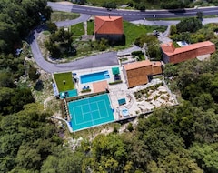 Casa/apartamento entero 400 Años de Edad elegante villa con piscina privada, jacuzzi, sauna, gimnasio, parque infantil (Konavla, Croacia)