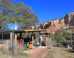 Toàn bộ căn nhà/căn hộ Off Grid Anasazi Wilderness Glamping Cabin (Abiquiú, Hoa Kỳ)